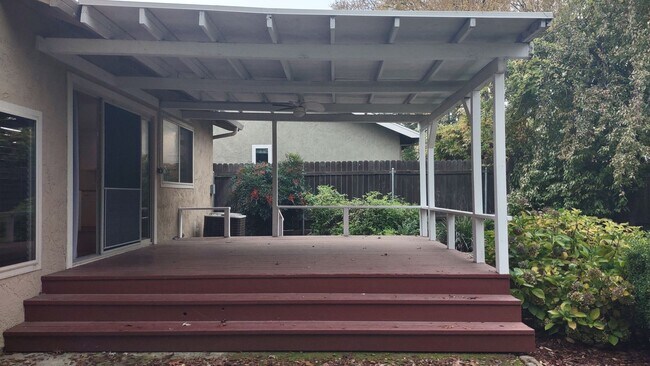 Building Photo - 1617 Oakview Dr