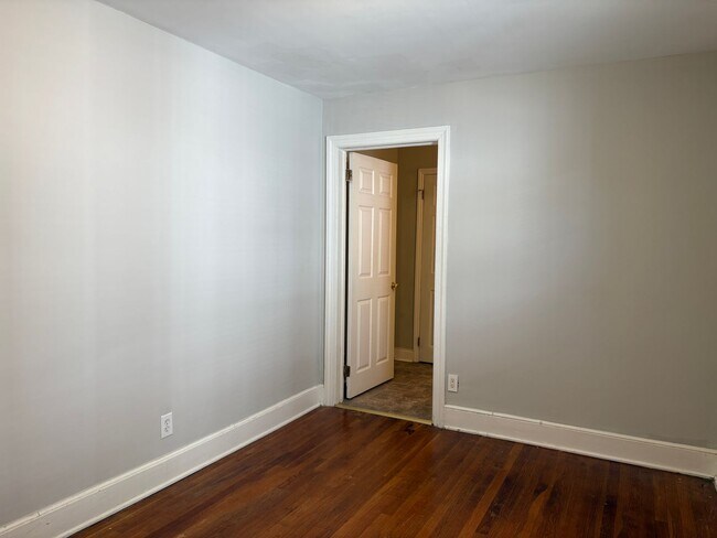 Building Photo - 4 Bedroom, 2 Bathroom House in Greensboro!