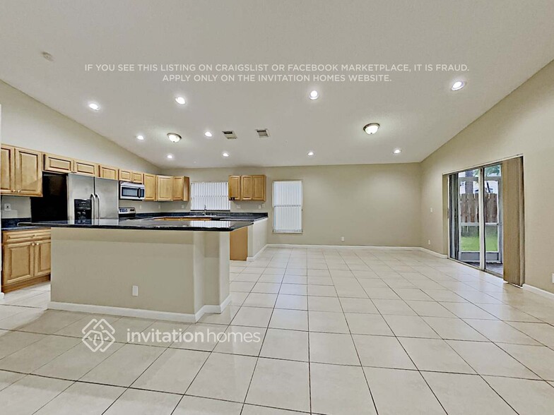 Building Photo - 4929 SW 33rd Ave