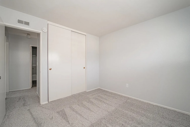 Building Photo - Beautiful 4 Bd Townhouse
