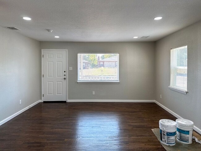 Building Photo - 2 Bed / 1 Bath / Detached Garage