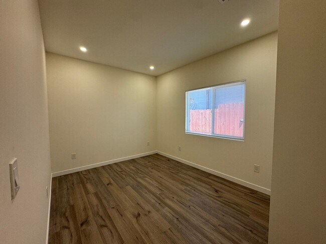 Building Photo - 3 Bedroom 1 bath Unit -
