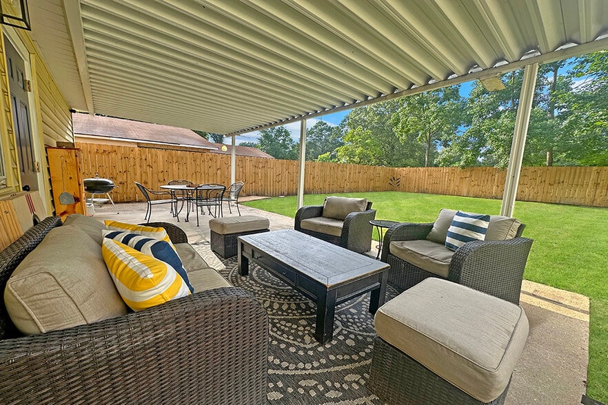 Covered patio with living and dining area - 204 Dianne St