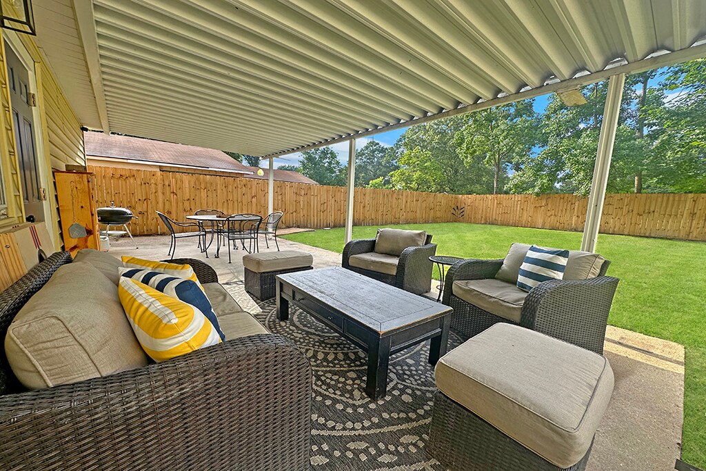 Covered patio with living and dining area - 204 Dianne St