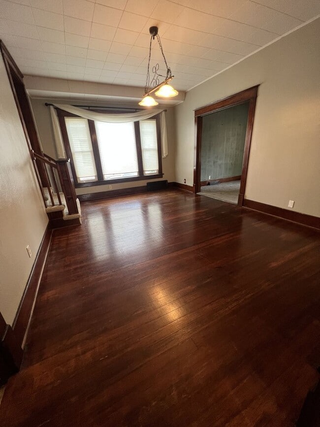 Building Photo - Spacious 4 Bedroom, 2 Bathroom Home