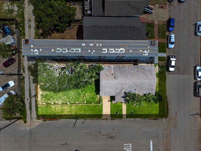 Building Photo - 728 7th St