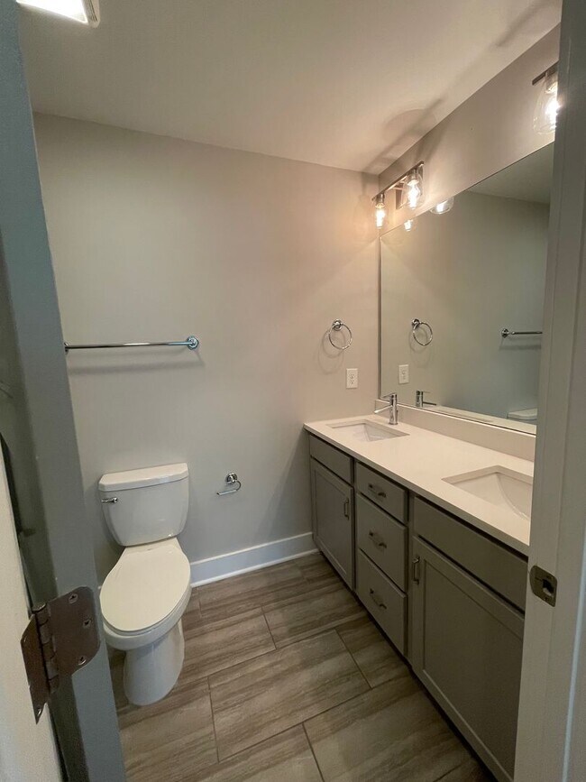 Building Photo - Incredible 2 Bedroom 2.5 Bath Townhome wit...