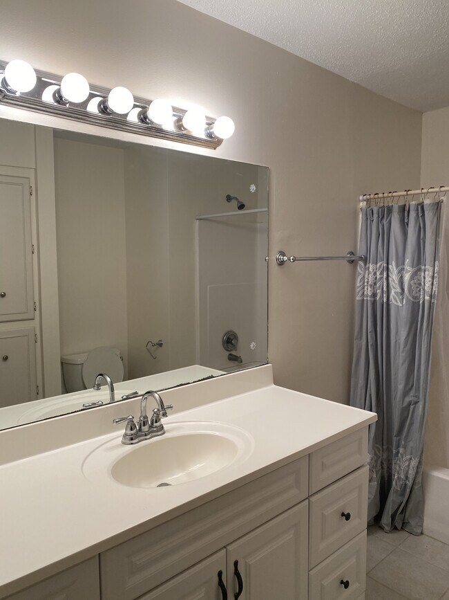 Building Photo - 14706 Harvey Oaks Ave