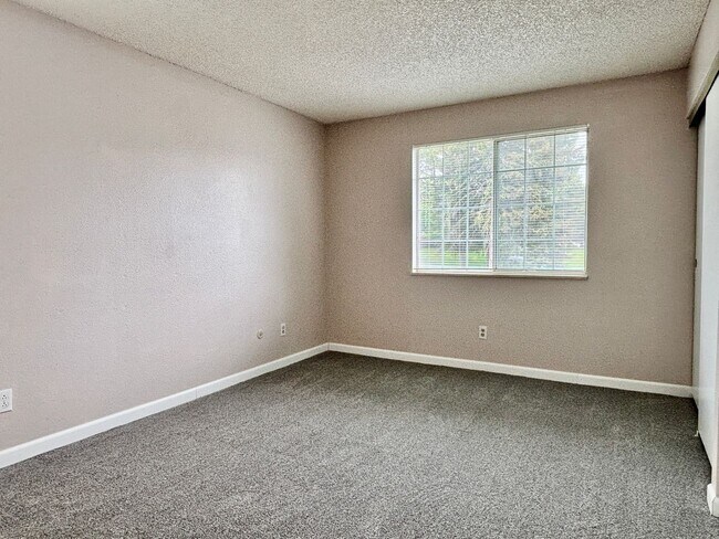 Building Photo - Updated 2 Bed/2 Bath Aurora Condo – Firepl...
