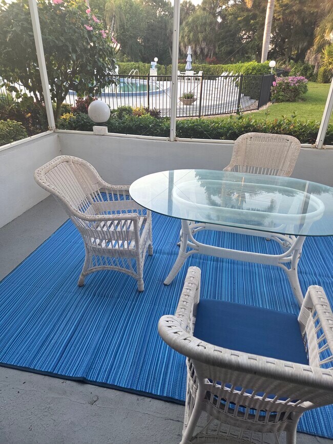 Building Photo - 215 Cypress Way E