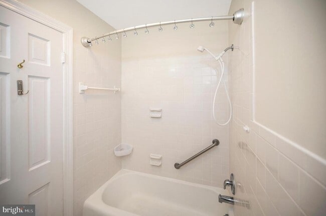 Building Photo - 1732 Beverly Dr