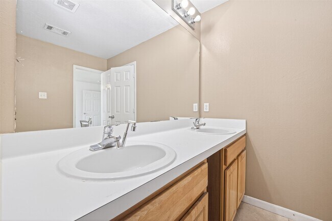Building Photo - 15515 Waldron Cir