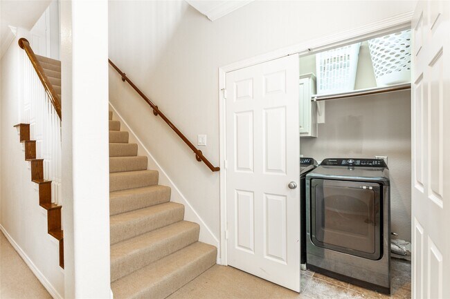 Building Photo - 2923 Royal Oaks Crest