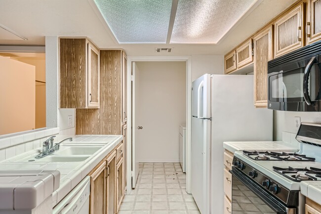 Building Photo - 1908 Mountain Hills Ct