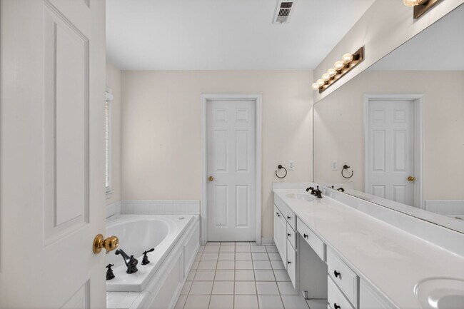 Building Photo - Great home in highly desired Brookstone Subdivision with Cobb County Schools.