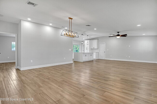 Building Photo - 580 Pine Tree Dr