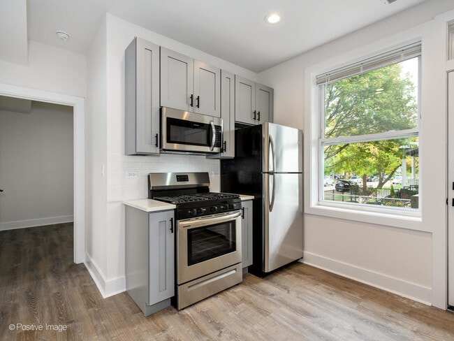 Building Photo - 5325 N Damen Ave