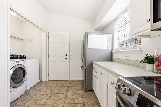 Building Photo - 335 Dreadnaught Ct