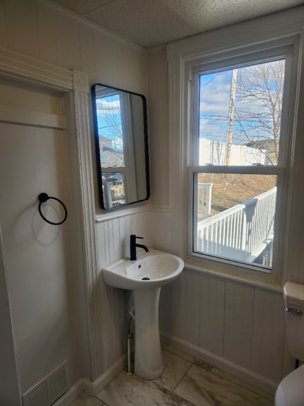 Building Photo - 145 N Main St