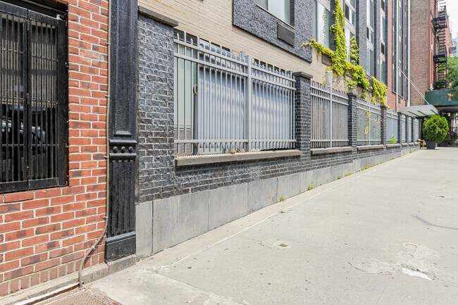 Building Photo - 515 W 47th St