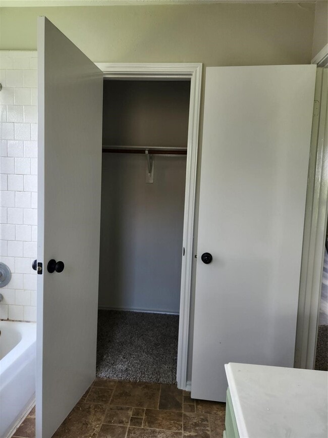 Building Photo - 1900 Old Creek Dr