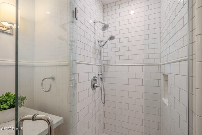 Building Photo - 800 Lake Sherwood Dr
