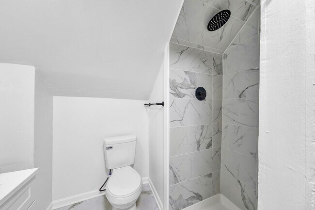 Building Photo - Stunning 5 Bed, 2 Bath Euclid Ohio!