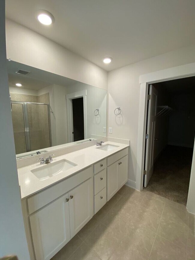 Building Photo - **Coming Soon! **Gorgeous and spacious!