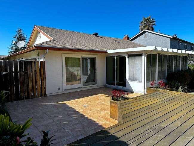 Building Photo - 3/2 house in North Clairemont! 2 car garag...