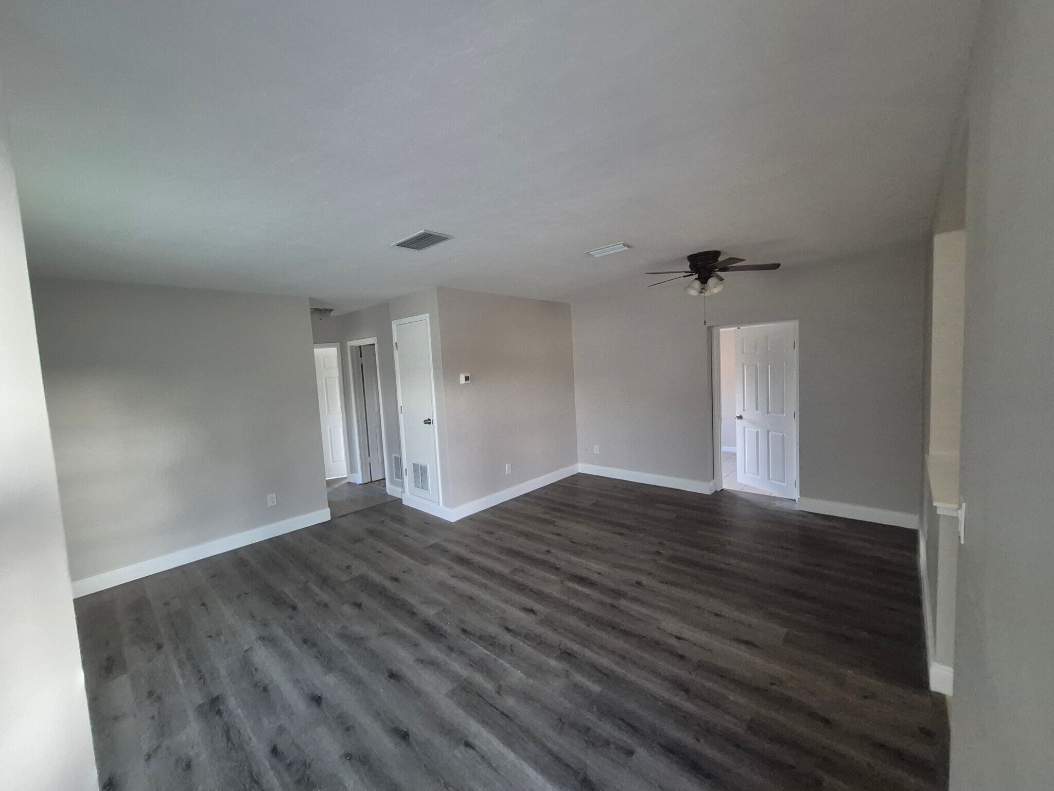 Building Photo - 7071 Holiday Dr