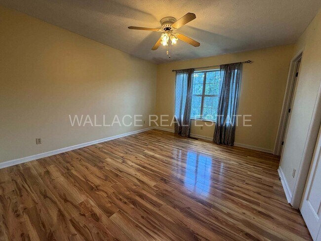 Building Photo - ALL ONE LEVEL IN CLINTON! 3 BDRM, 2 BATH WITH 2 CAR GARAGE!!