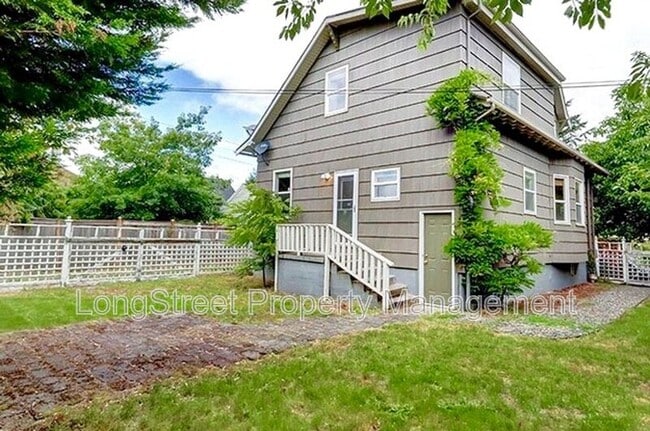 Building Photo - 2624 NE Sumner St