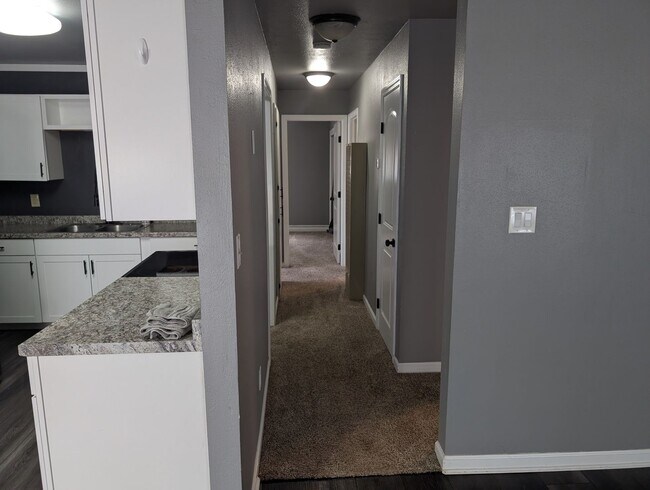 Building Photo - Single Family Home Near Shopping and Schools