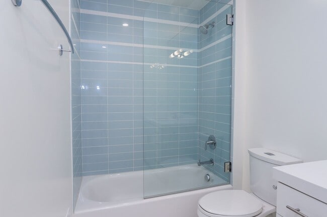 Building Photo - 2 Bed / 2.5 Bath Luxurious townhome near d...
