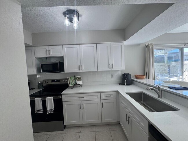 Building Photo - 621 Windrush Bay Dr