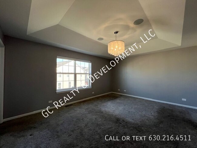 Building Photo - ***  NEWER CONST / FULL SIZED W&D IN UNIT ...