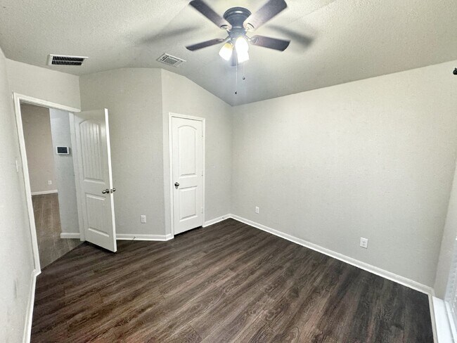 Building Photo - Charming single story 3-bedroom 2-bath hom...