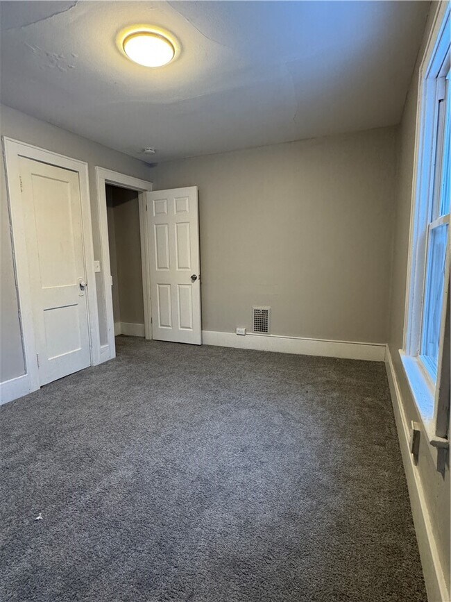 Building Photo - 342 Champlain St