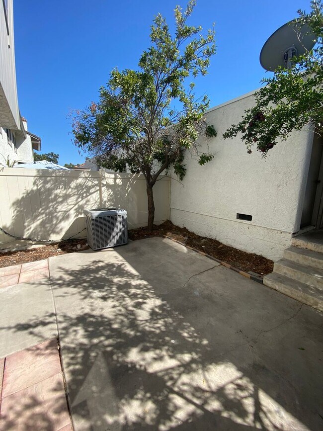 Building Photo - 3 bed, 2 1/2 bath two story townhome in Th...