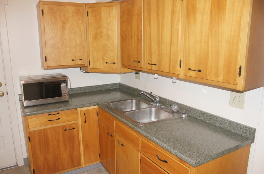 Kitchen counter top - 5840 Alderson St
