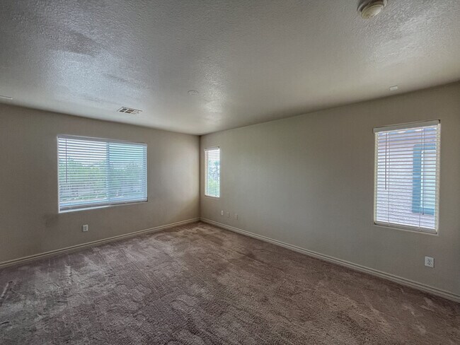 Building Photo - 2156 Summer Home St