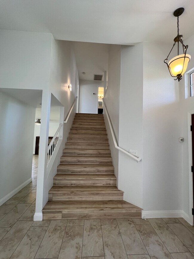 Building Photo - 7501 Canyon Clover Dr