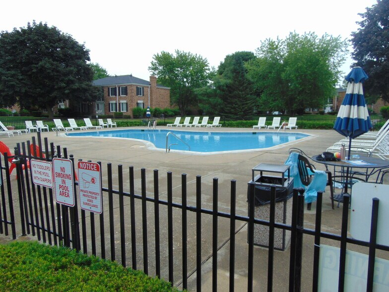 Building Photo - 683 E Fox Hills Dr