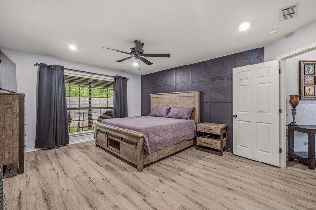 Building Photo - Beautiful large 3 bedroom home