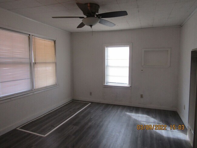 Building Photo - centrally located, pets negotiable with ow...