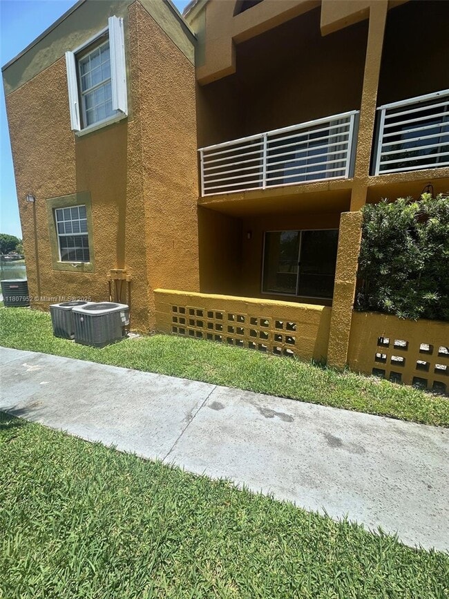Building Photo - 9741 Fontainebleau Blvd