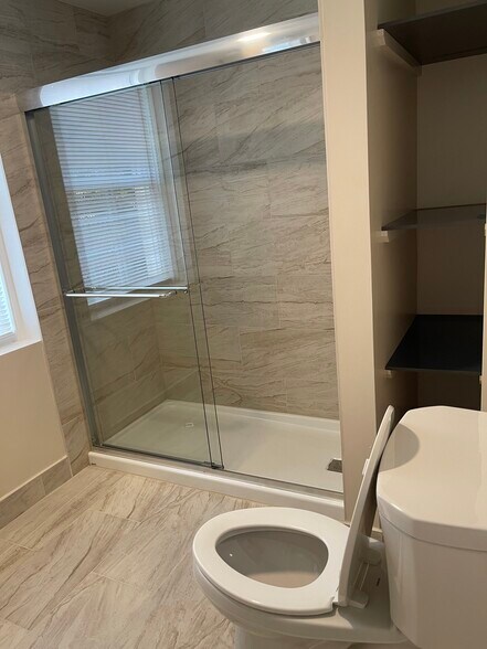 Main shower - 528 Chapel St