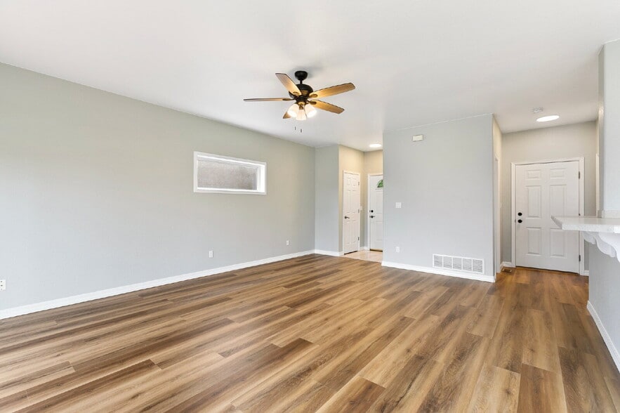 Building Photo - Updated Townhome with Views – Minutes to P...