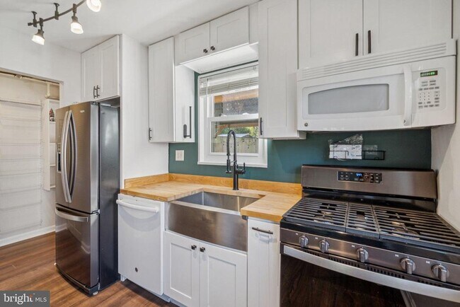 Building Photo - 5822 Fifer Dr