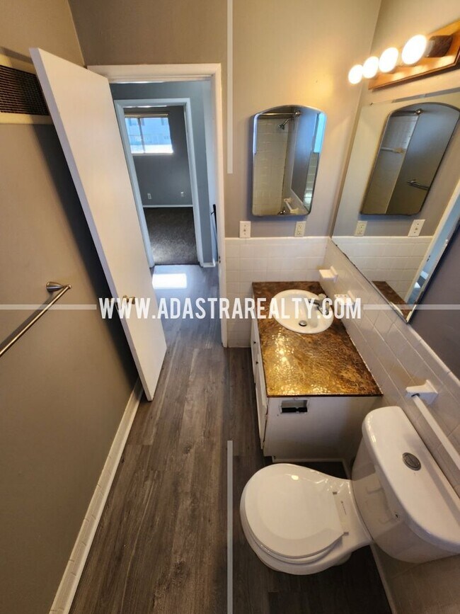 Building Photo - Awesome 2 Bedroom Duplex in Overland Park-Available in APRIL!!